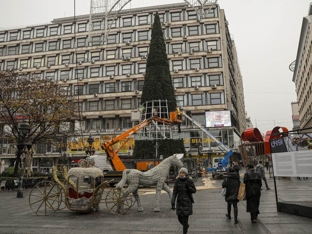 novogodišnja jelka beograd trg republike postavljena jelka fotografije