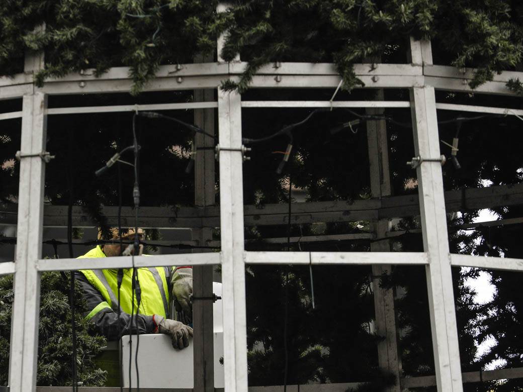 novogodišnja jelka beograd trg republike postavljena jelka fotografije