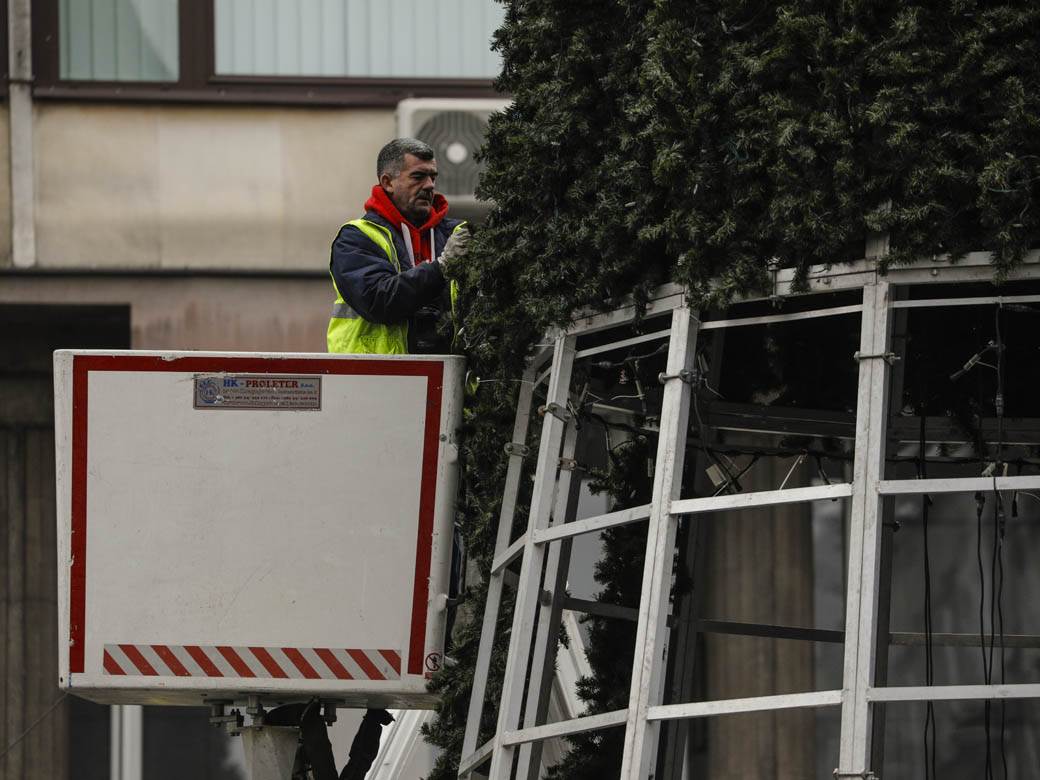 novogodišnja jelka beograd trg republike postavljena jelka fotografije