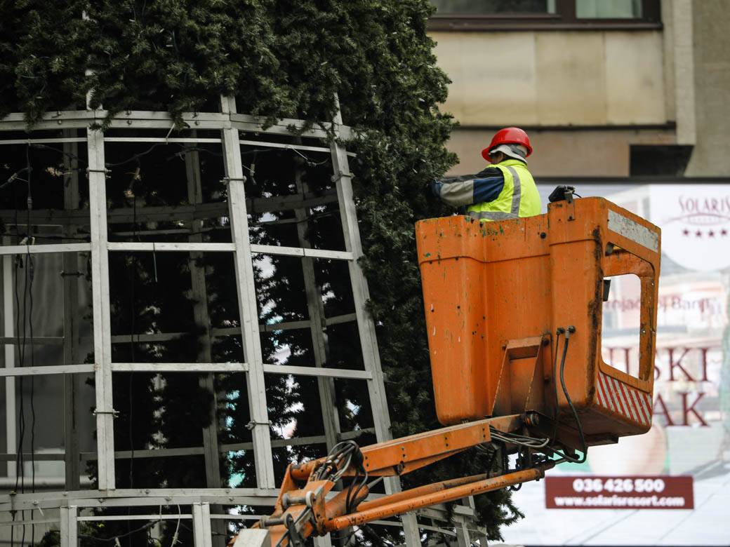 novogodišnja jelka beograd trg republike postavljena jelka fotografije