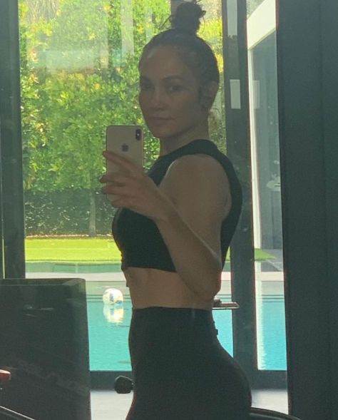 dzenifer lopez skroz gola guza grudi gole slike