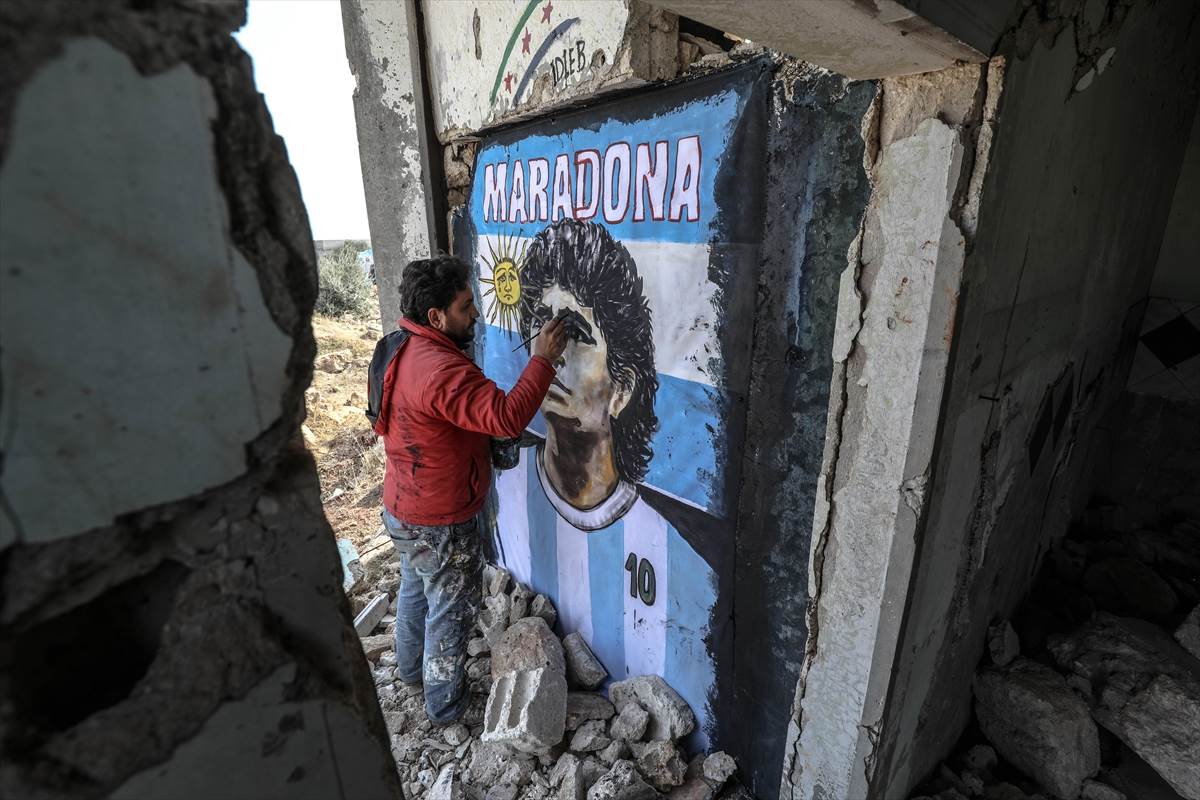 umro dijego maradona mural idlib sirija bliski istok rat ruševine foto fudbal