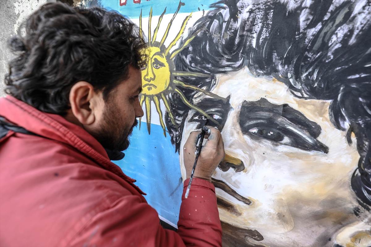 umro dijego maradona mural idlib sirija bliski istok rat ruševine foto fudbal