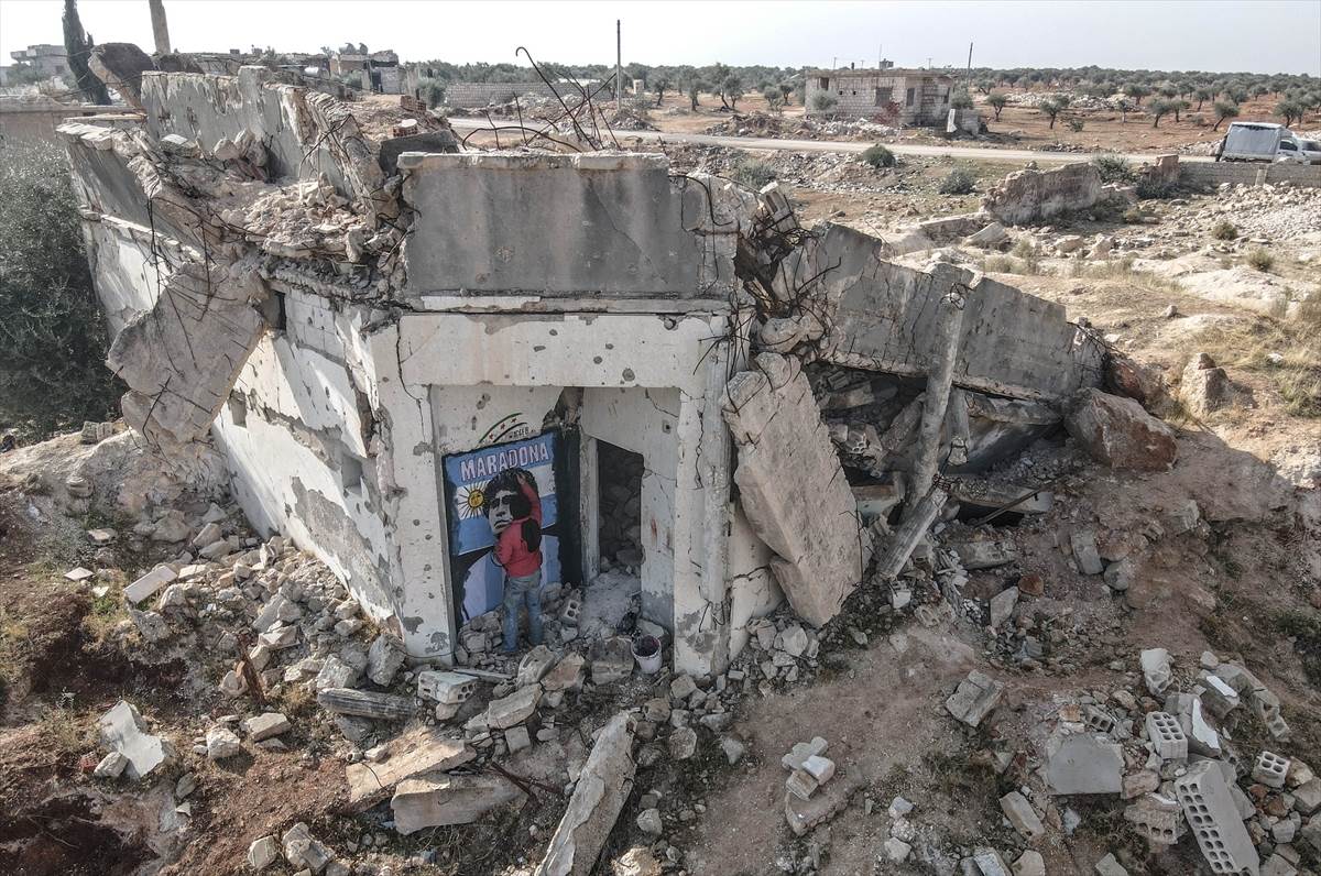 umro dijego maradona mural idlib sirija bliski istok rat ruševine foto fudbal