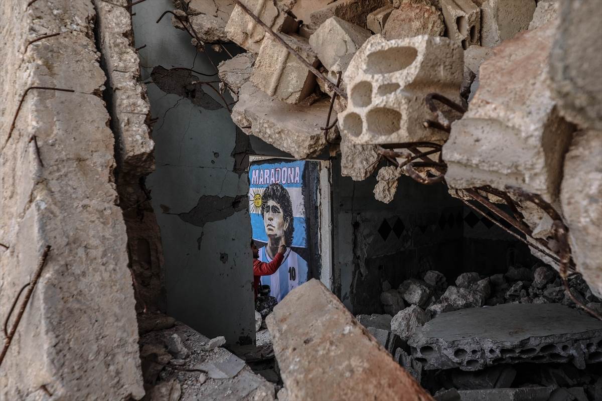 umro dijego maradona mural idlib sirija bliski istok rat ruševine foto fudbal