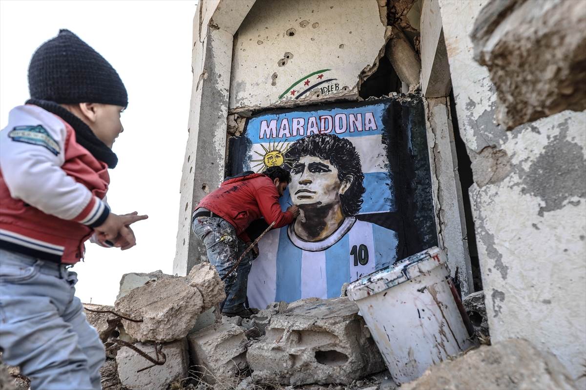 umro dijego maradona mural idlib sirija bliski istok rat ruševine foto fudbal