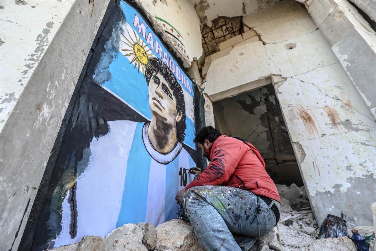 umro dijego maradona mural idlib sirija bliski istok rat ruševine foto fudbal