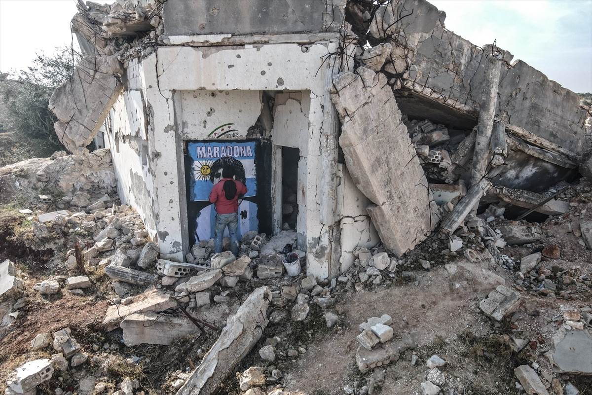 umro dijego maradona mural idlib sirija bliski istok rat ruševine foto fudbal