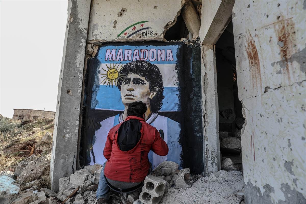 umro dijego maradona mural idlib sirija bliski istok rat ruševine foto fudbal