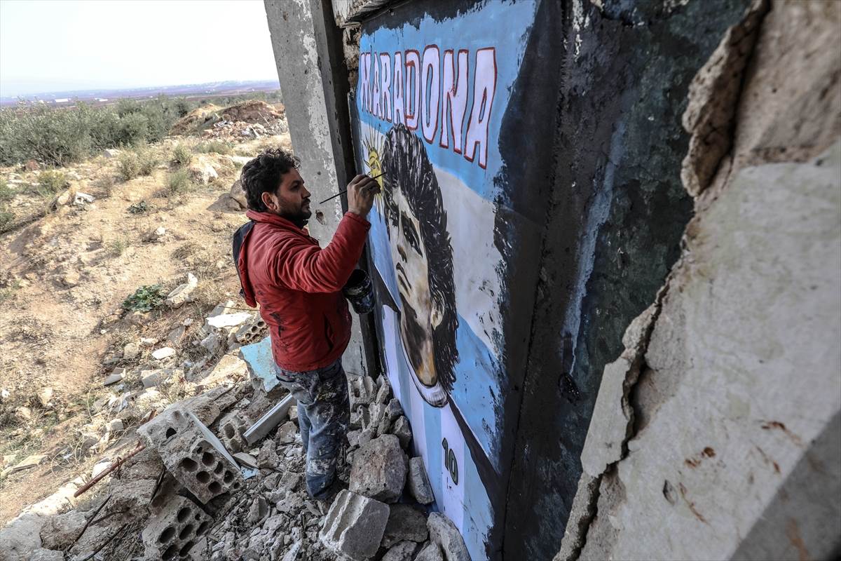 umro dijego maradona mural idlib sirija bliski istok rat ruševine foto fudbal