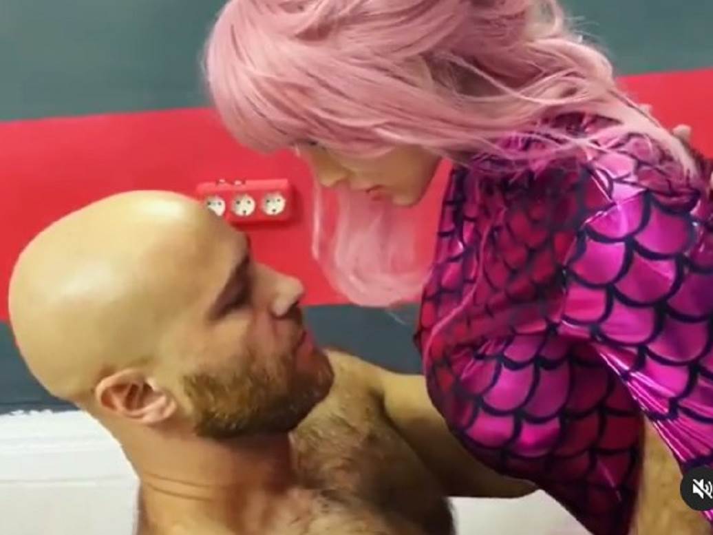 bizarna svadba muskarac ozenio seks lutku vencanje sa seks lutkom