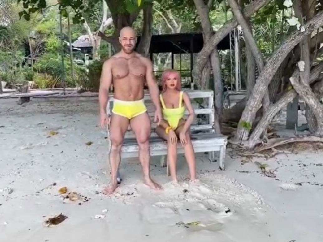 bizarna svadba muskarac ozenio seks lutku vencanje sa seks lutkom