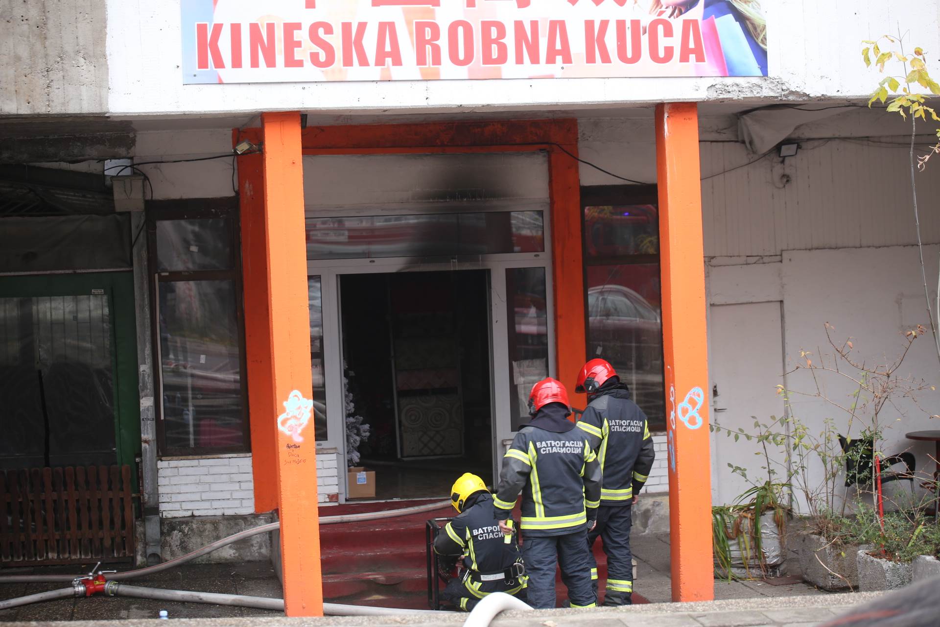 pozar juzni bulevar kineska radnja zapalio se podrum zgrada maksima gorkog vracar vatrogasci 