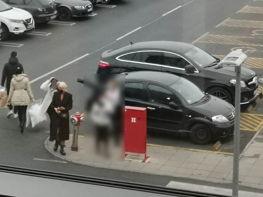 jelena karleusa parkirala mercedes na mestu za invalide paparaco foto