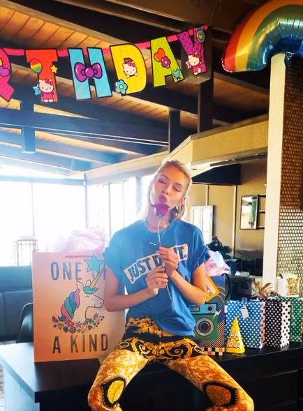 viktorijin andjeo stela maksvel toples guza manekenka