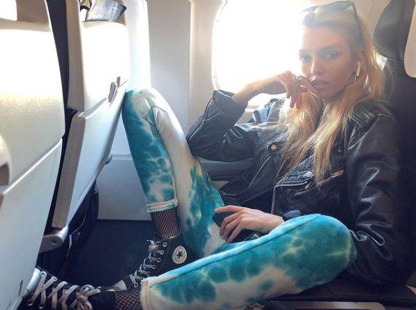 viktorijin andjeo stela maksvel toples guza manekenka