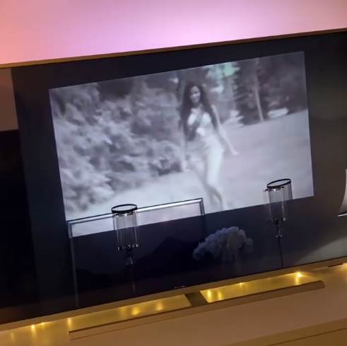 Ivana Knol izvodi trbušni ples u kupatilu