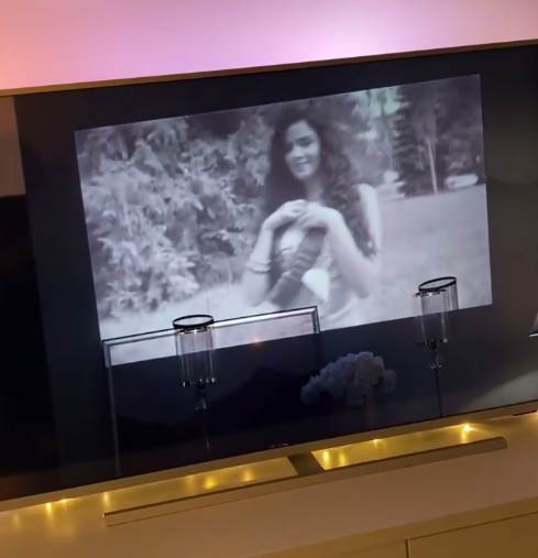 Ivana Knol izvodi trbušni ples u kupatilu