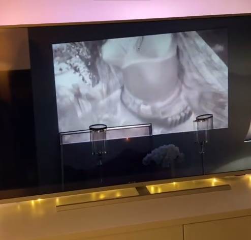 Ivana Knol izvodi trbušni ples u kupatilu