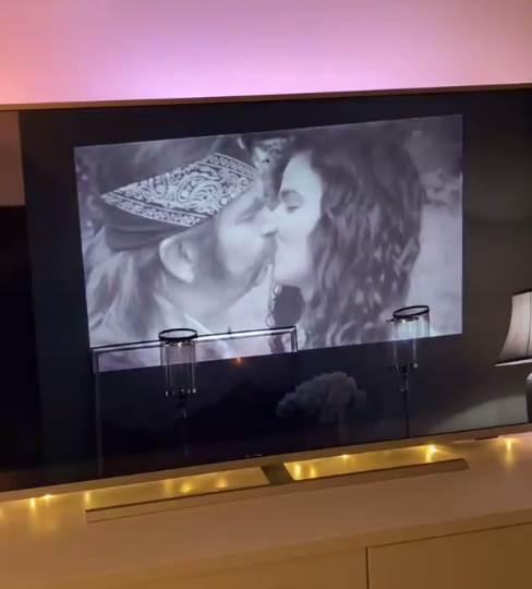 Ivana Knol izvodi trbušni ples u kupatilu