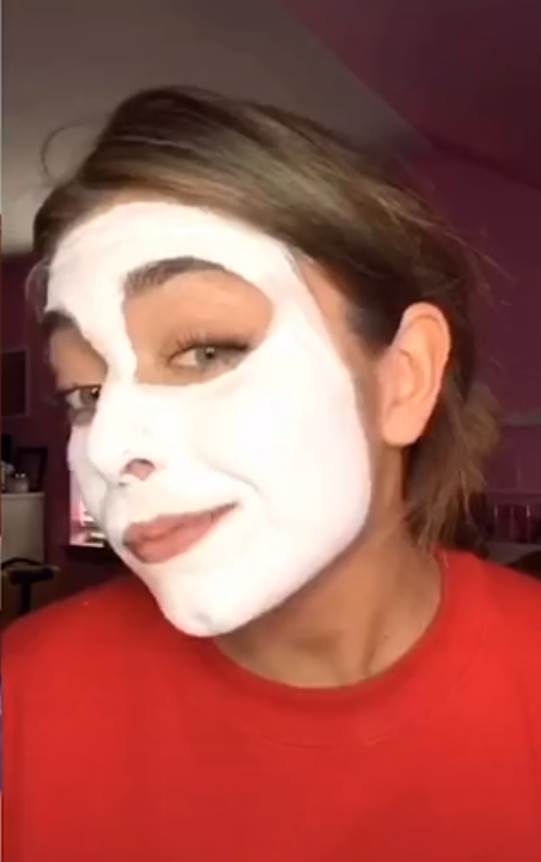 Tiktokerka okrečila lice farbom za zid