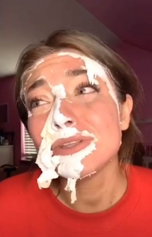 Tiktokerka okrečila lice farbom za zid