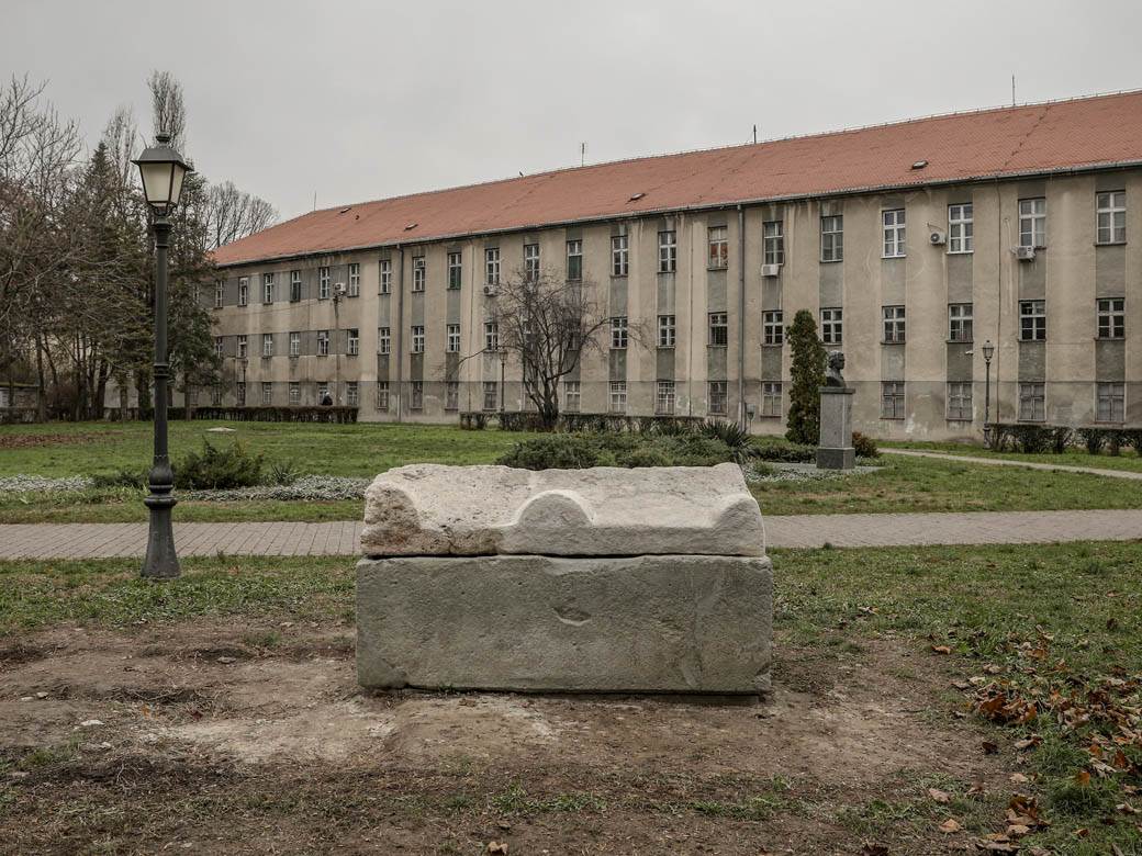 rimski sarkofag restauiran zemuzemunski park fotografije