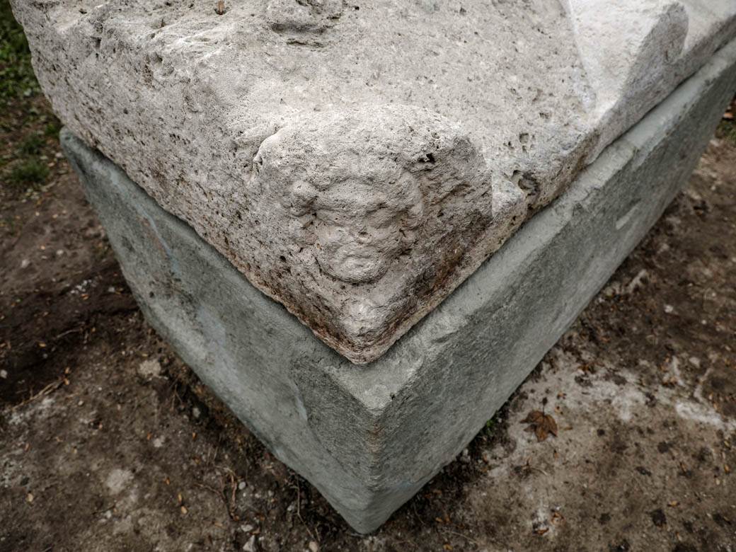 rimski sarkofag restauiran zemuzemunski park fotografije