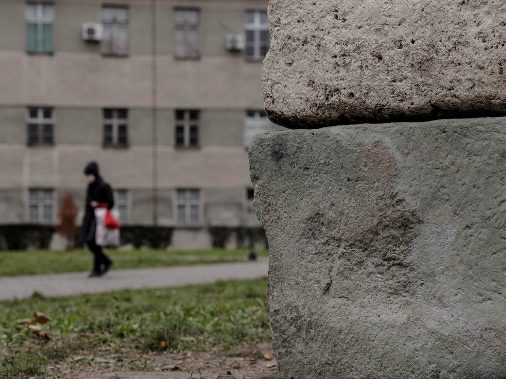 rimski sarkofag restauiran zemuzemunski park fotografije