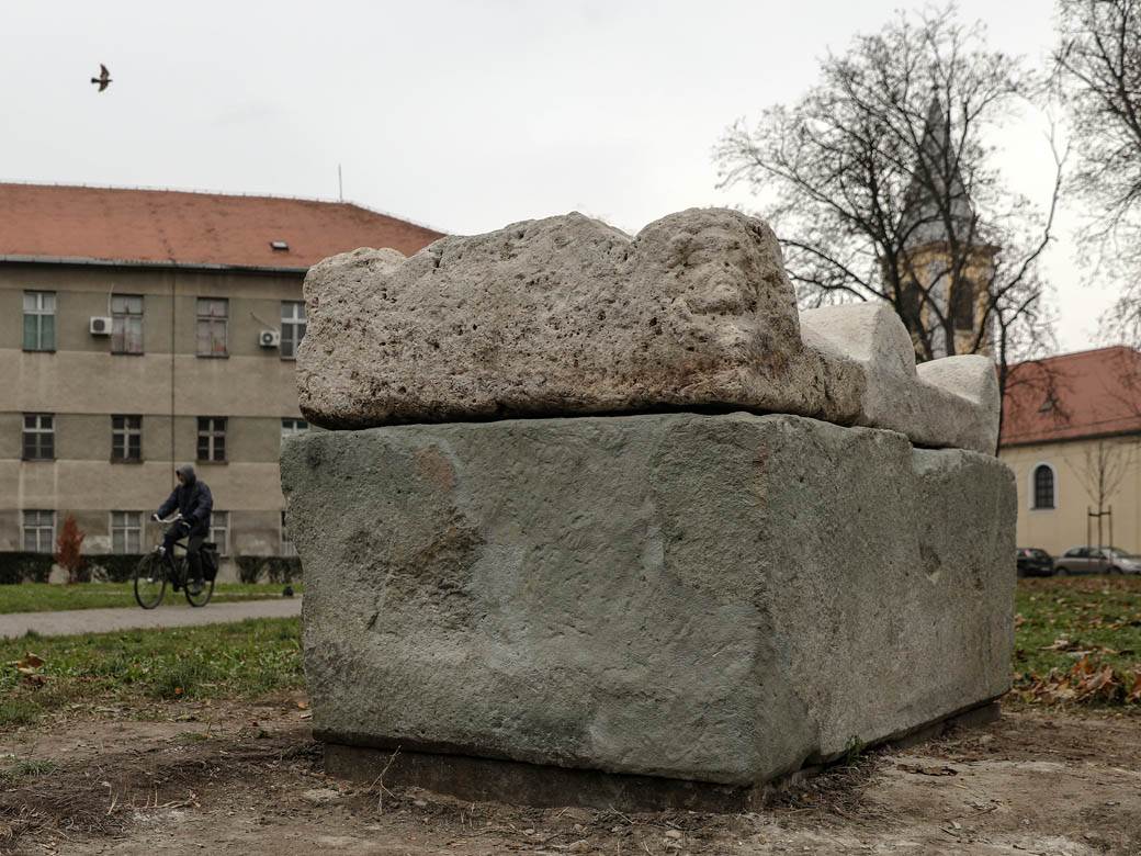 rimski sarkofag restauiran zemuzemunski park fotografije