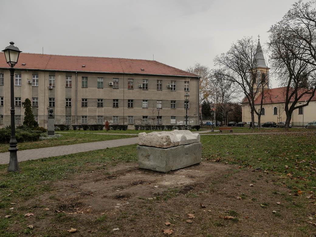 rimski sarkofag restauiran zemuzemunski park fotografije