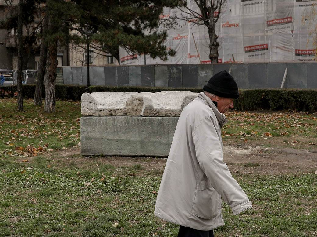 rimski sarkofag restauiran zemuzemunski park fotografije
