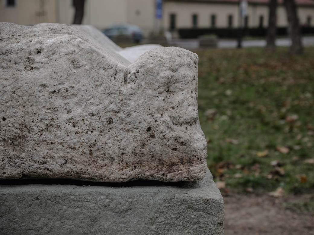 rimski sarkofag restauiran zemuzemunski park fotografije