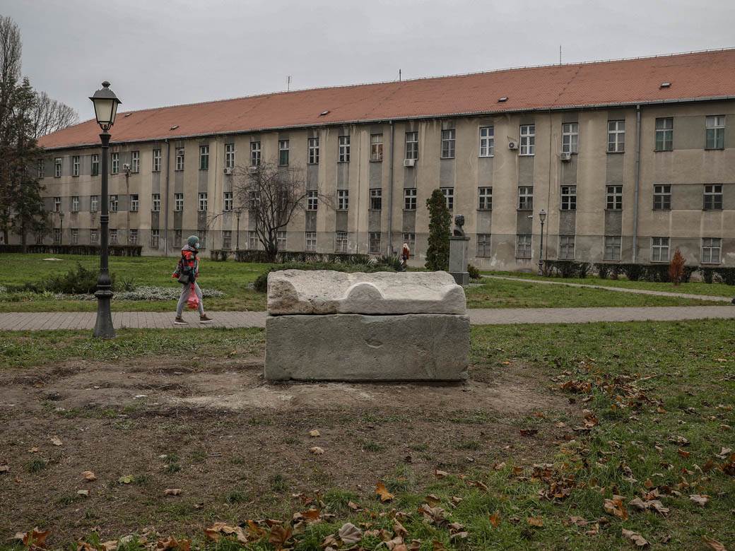 rimski sarkofag restauiran zemuzemunski park fotografije