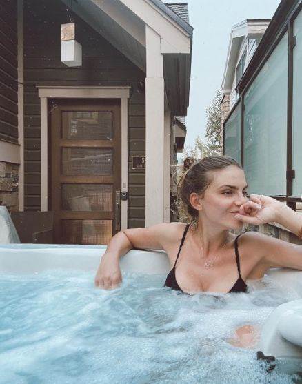 nina senicar u bikiniju guza telo porodjaj