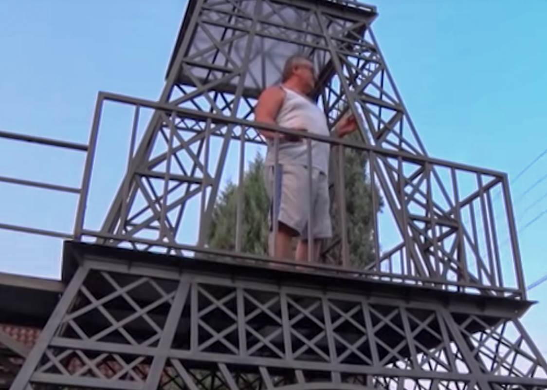 srbin napravio ajfelov toranj dvoriste kuce