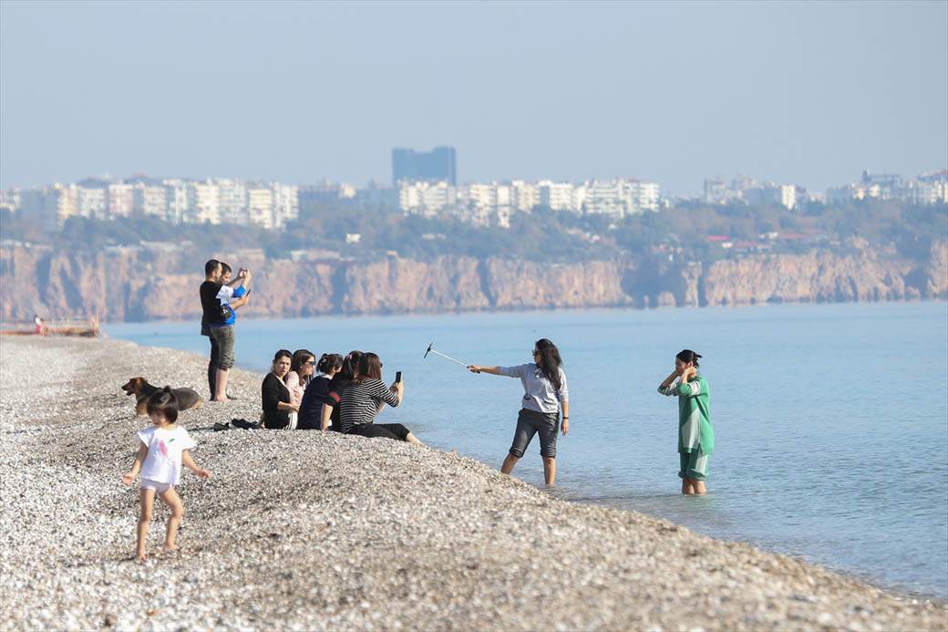 turska antalija letovanje zimovanje putovanje decembar more kupanje turisti fotografije