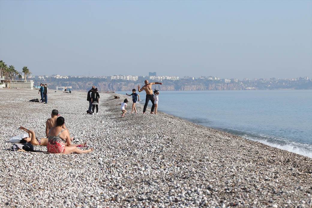 turska antalija letovanje zimovanje putovanje decembar more kupanje turisti fotografije