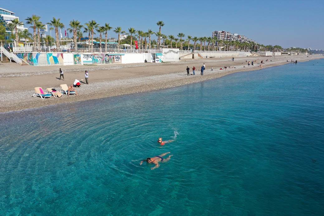 turska antalija letovanje zimovanje putovanje decembar more kupanje turisti fotografije