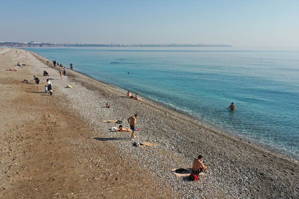 turska antalija letovanje zimovanje putovanje decembar more kupanje turisti fotografije