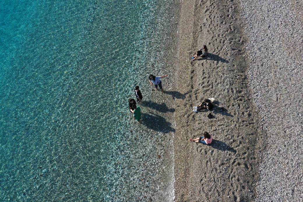 turska antalija letovanje zimovanje putovanje decembar more kupanje turisti fotografije