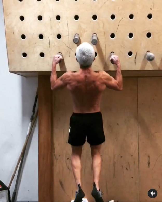 vezbanje muskarci vezbanje bez opreme fitnes deka