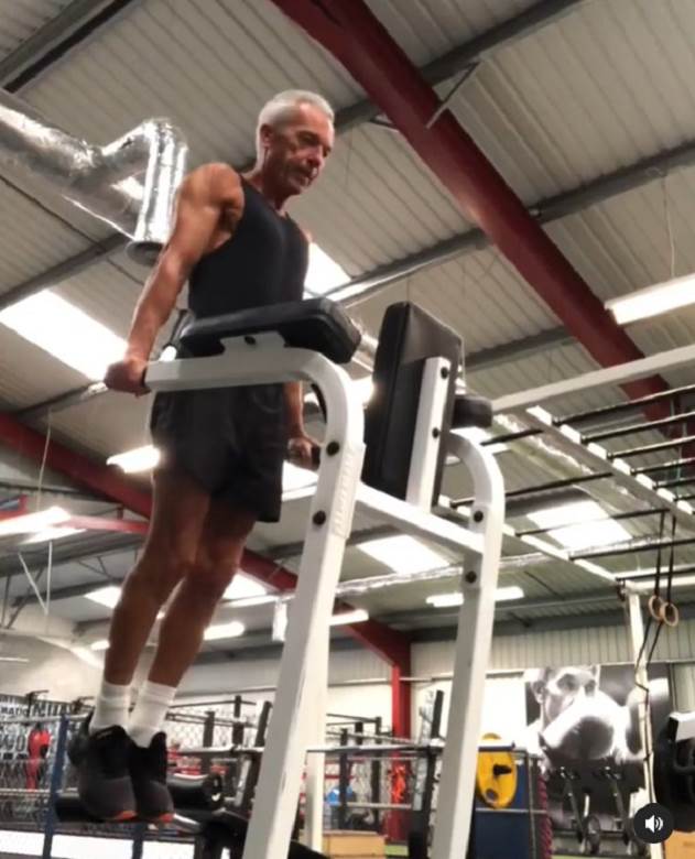 vezbanje muskarci vezbanje bez opreme fitnes deka