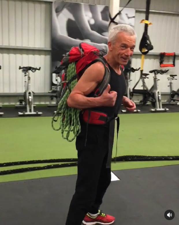 vezbanje muskarci vezbanje bez opreme fitnes deka