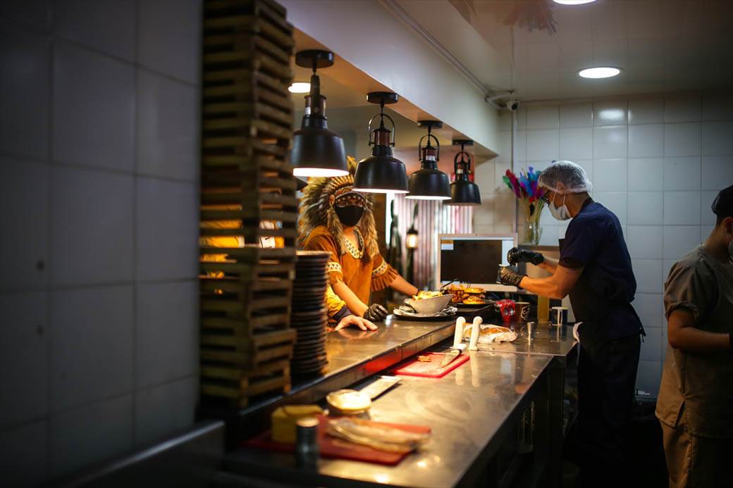 zlatni burger brza hrana restoran nudi burger od zlata fotografije