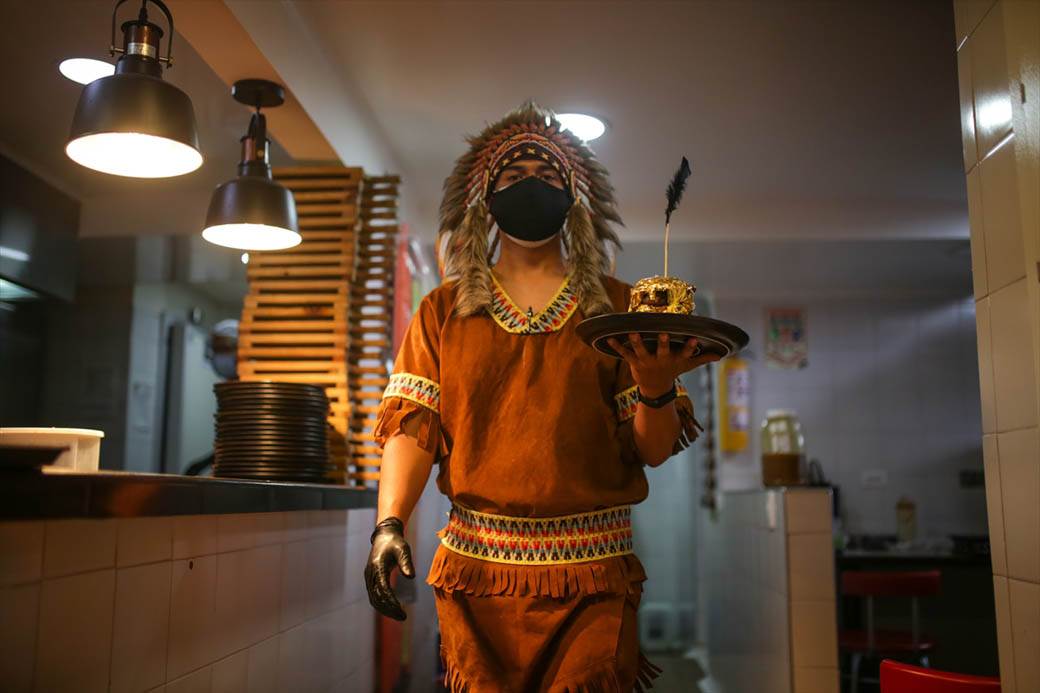 zlatni burger brza hrana restoran nudi burger od zlata fotografije