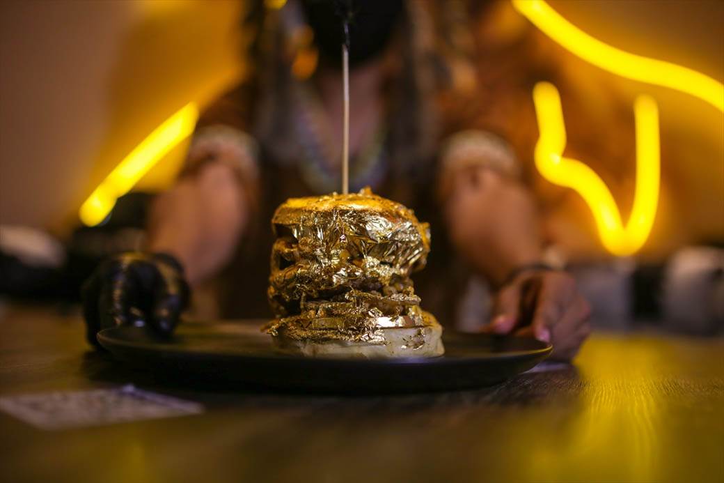 zlatni burger brza hrana restoran nudi burger od zlata fotografije