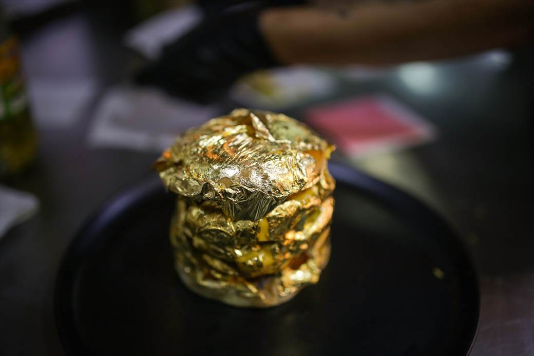 zlatni burger brza hrana restoran nudi burger od zlata fotografije