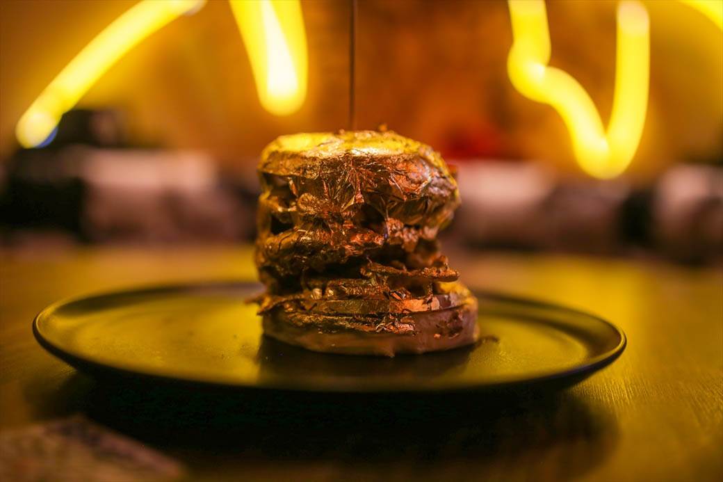 zlatni burger brza hrana restoran nudi burger od zlata fotografije