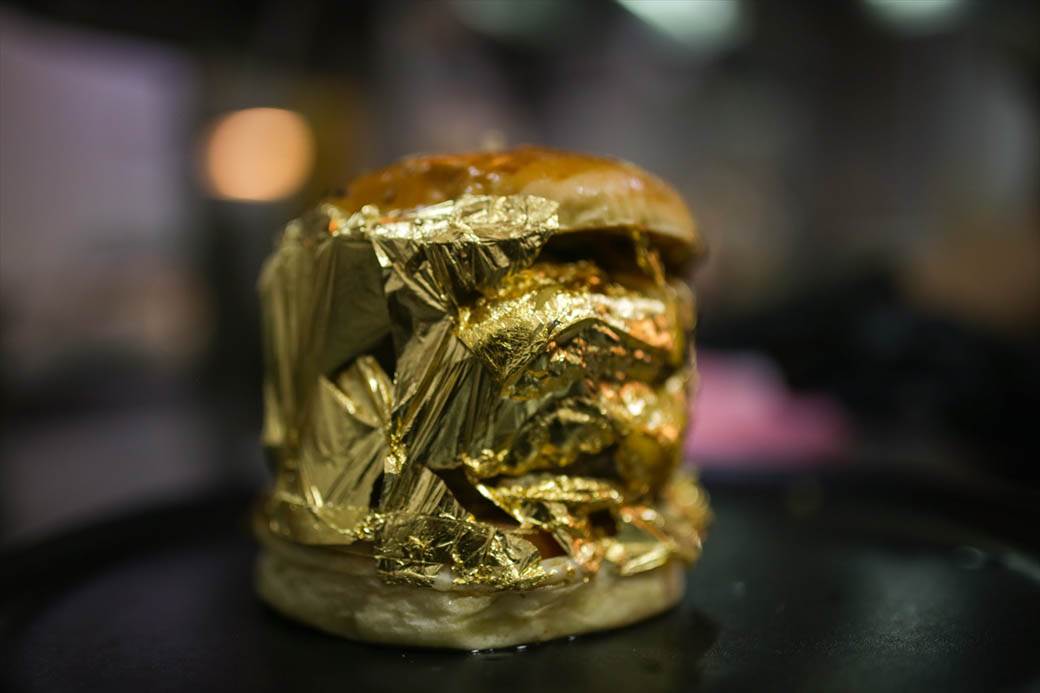 zlatni burger brza hrana restoran nudi burger od zlata fotografije